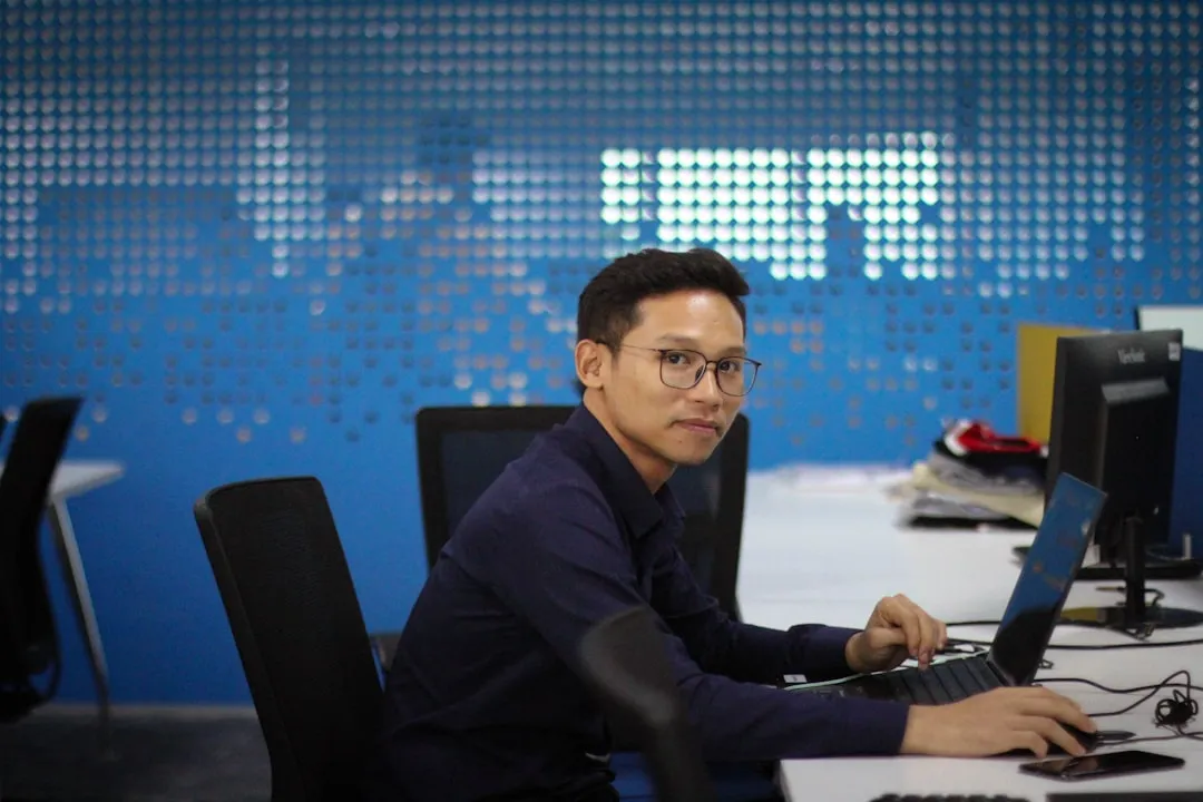 智能控制器选型对比：PLC与DCS在制造场景中的适配要点