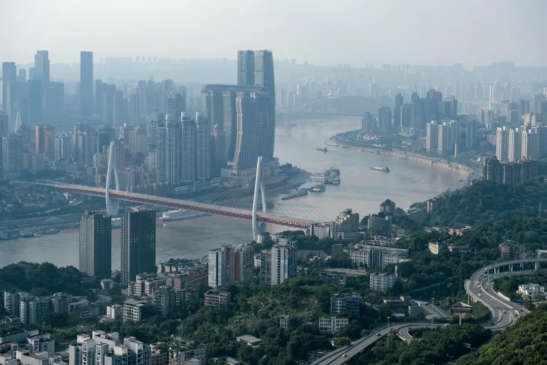 智能控制器选型对比：PLC与DCS在制造场景中的适配要点