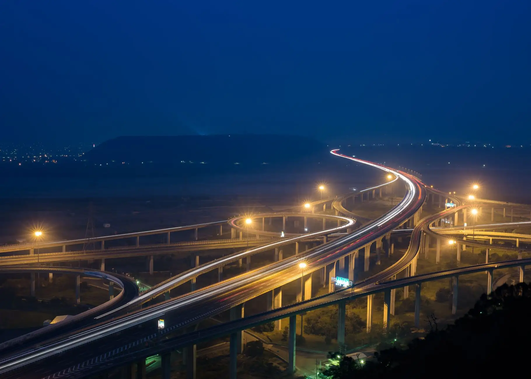 2025年智能控制技术在工业设备升级中的关键应用趋势